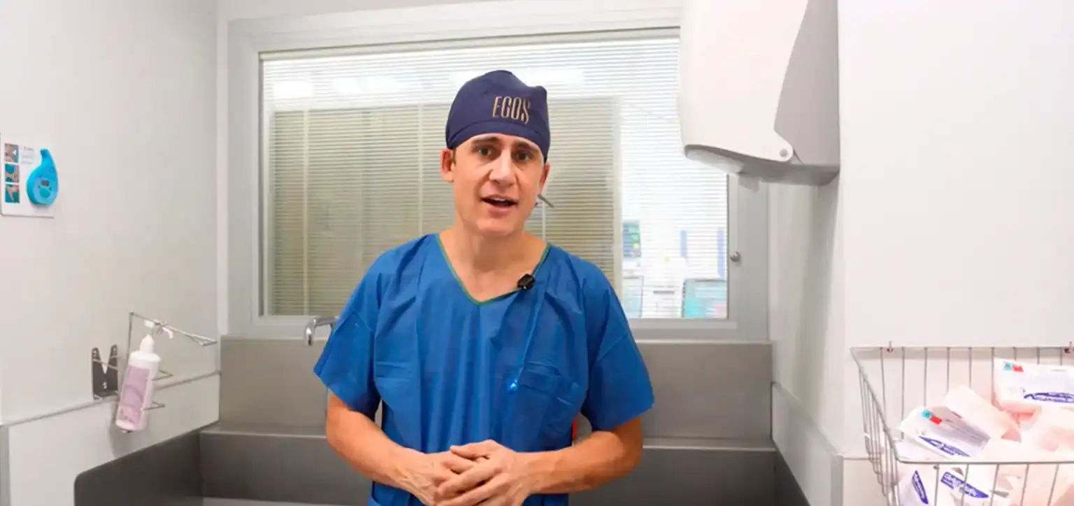 O nosso cirurgião, Santiago Elvira, explica na Antena 3 os retoques estéticos que marcam tendência