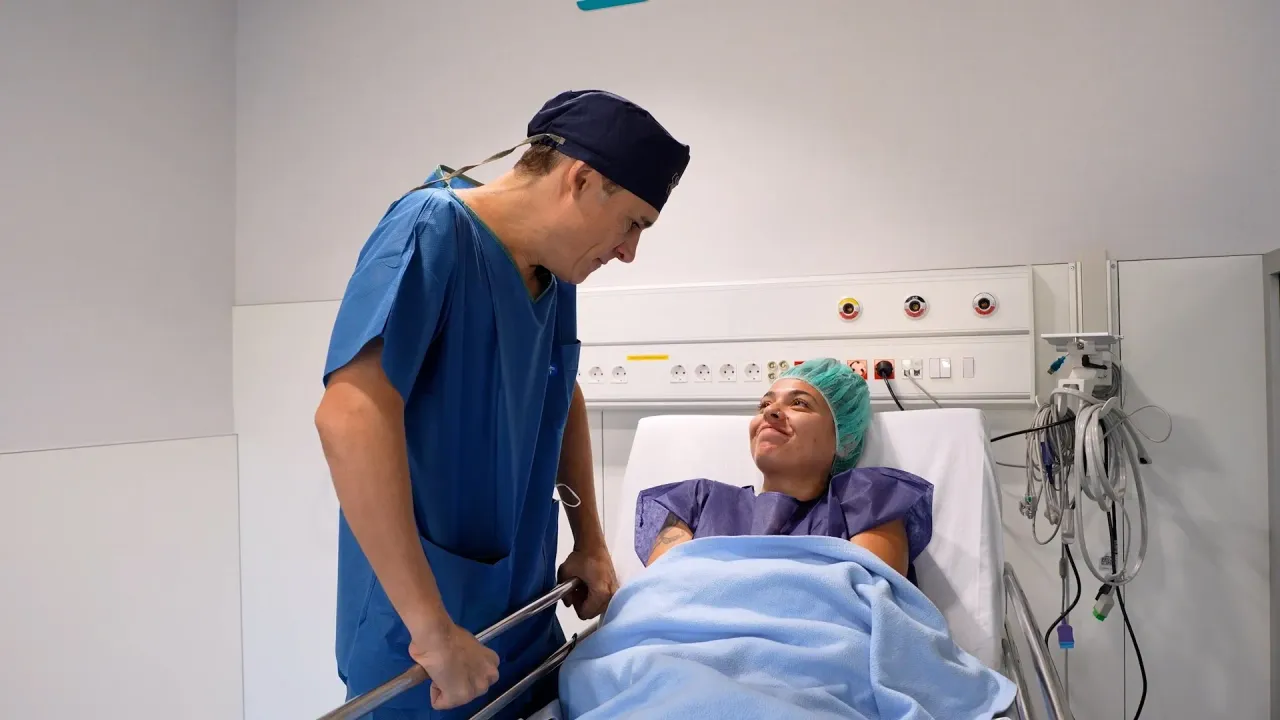 A influencer Marta de Lola confia na EGOS para realizar uma lipoaspiração