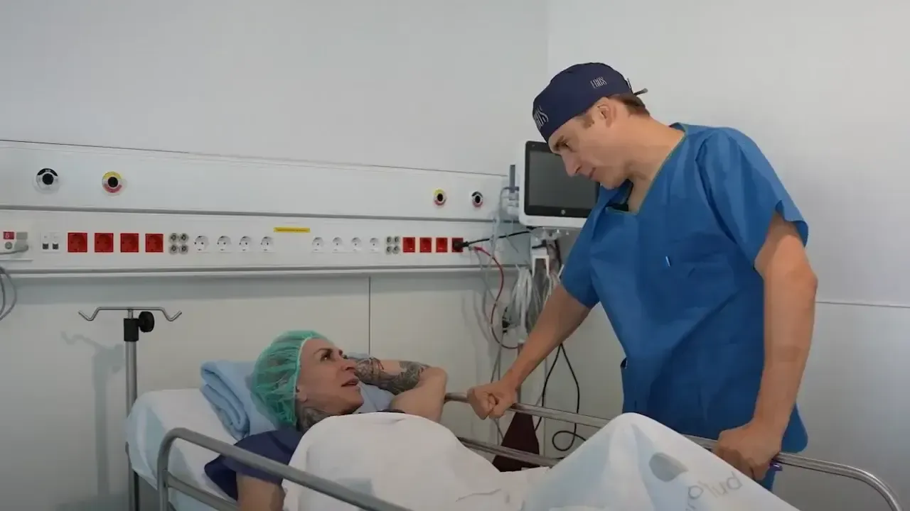 Qui guanya el pols? Paloma Parra i el Dr. Elvira s'ho juguen TOT al quiròfan