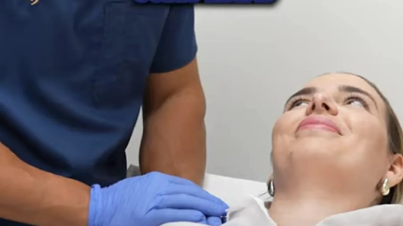 Patricia Pérez (ex concursant de la isla) a Clínica EGOS