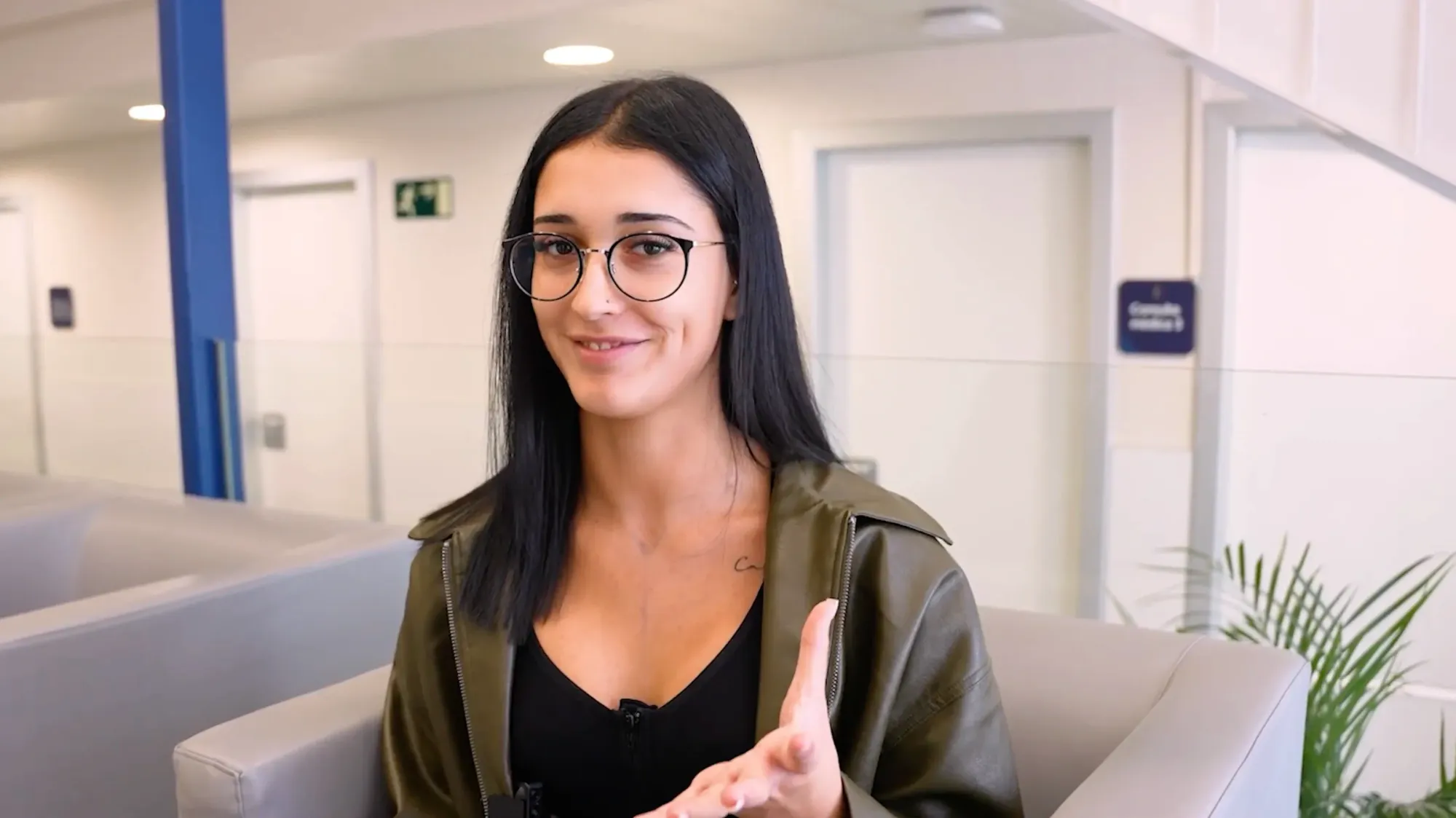 At just 20 years old, Alma takes the step and undergoes breast surgery